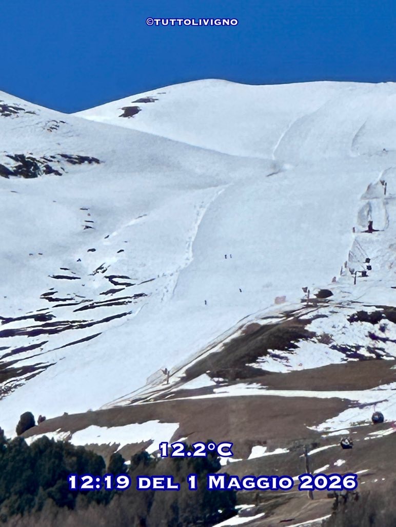 Pista ancora innevata al Carosello 3000 di Livigno il 1° maggio 2026